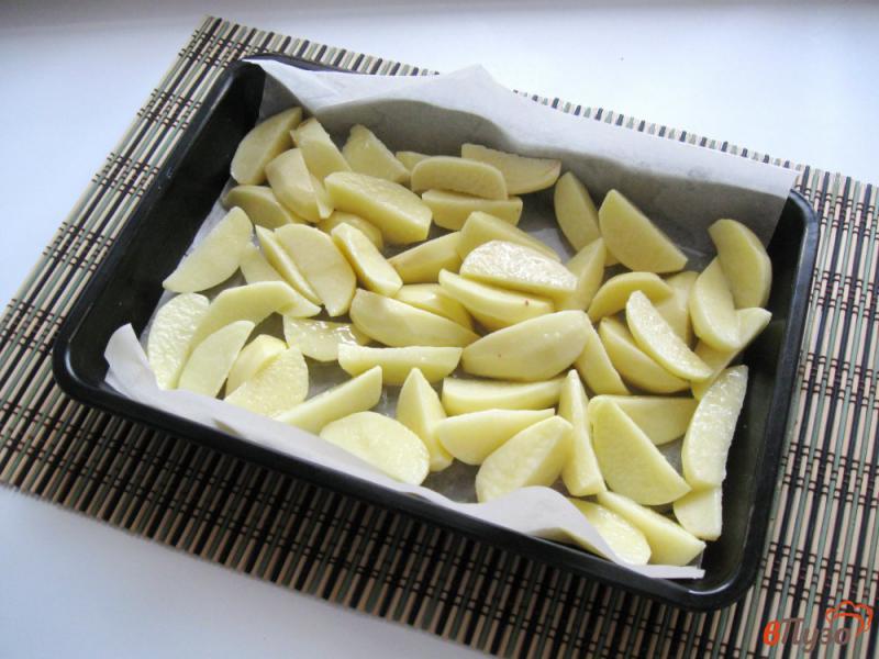 Фото приготовление рецепта: Картофель в духовке с салом и луком шаг №2