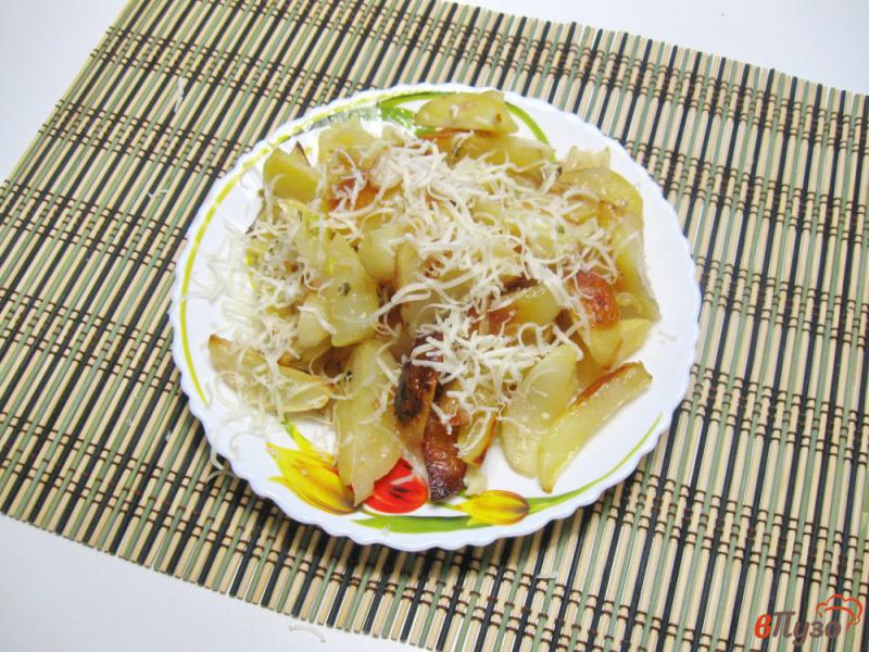 Фото приготовление рецепта: Картофель в духовке с салом и луком шаг №7