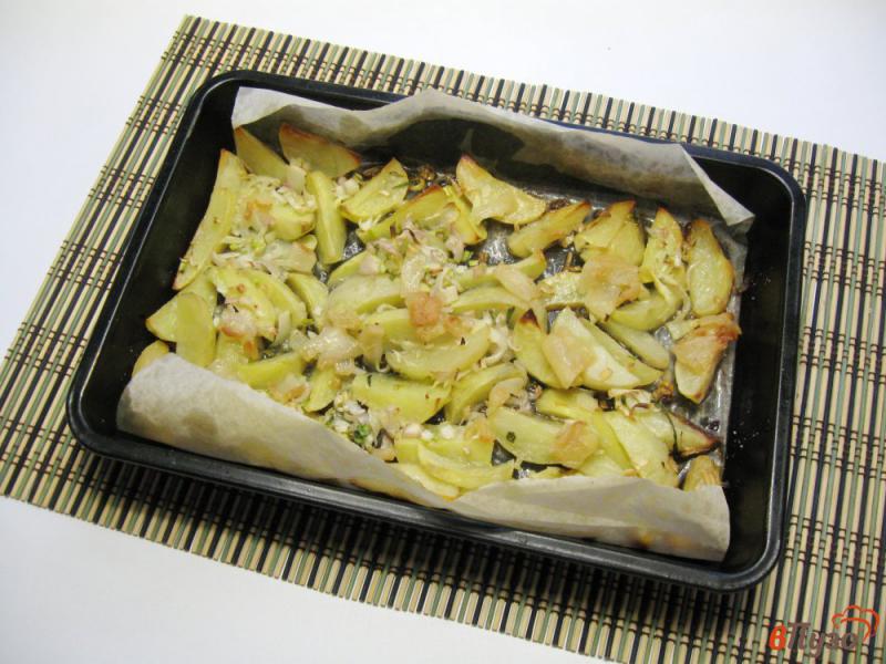 Фото приготовление рецепта: Картофель в духовке с салом и луком шаг №6
