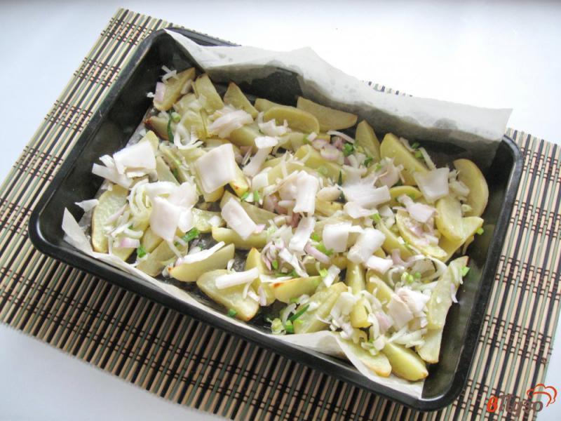 Фото приготовление рецепта: Картофель в духовке с салом и луком шаг №5