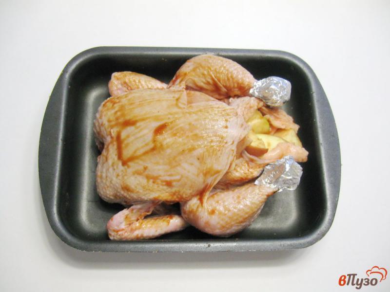 Фото приготовление рецепта: Курица запеченная с яблоками в духовке шаг №4