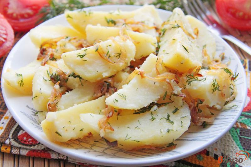 Фото приготовление рецепта: Отварной картофель с луком и зеленью шаг №5