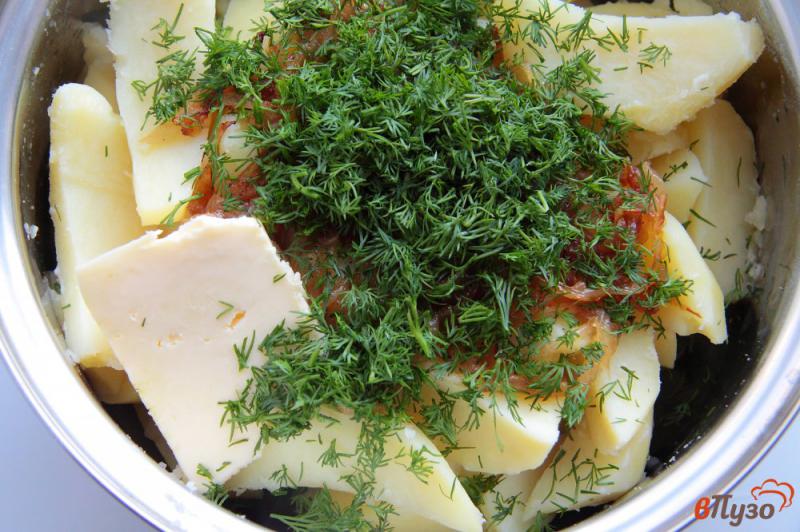 Фото приготовление рецепта: Отварной картофель с луком и зеленью шаг №4