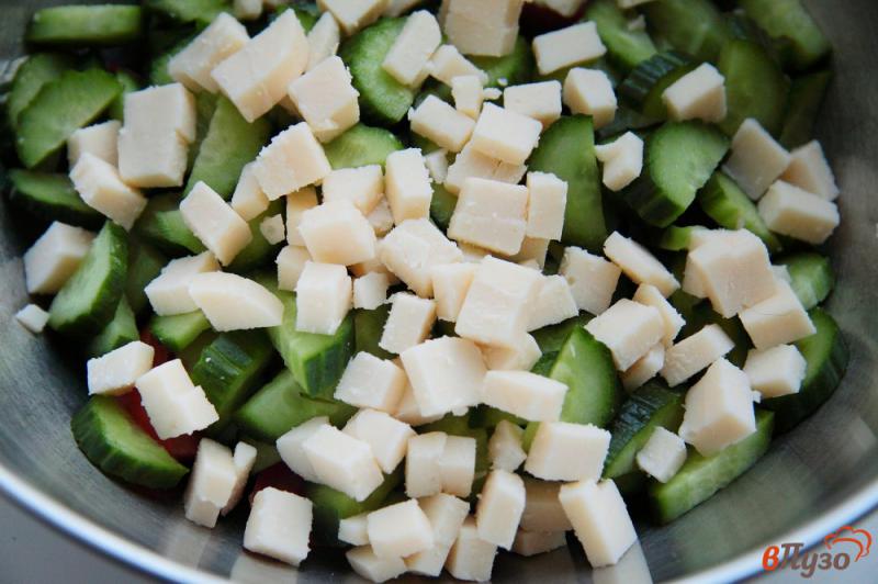 Фото приготовление рецепта: Салат из помидоров и огурцов с ветчиной и сыром шаг №3