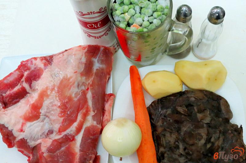 Фото приготовление рецепта: Суп на свиных рёбрах с опятами, горошком и сметаной шаг №1