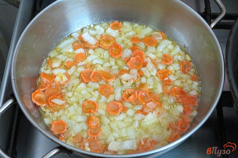 Фото приготовление рецепта: Суп на свиных рёбрах с опятами, горошком и сметаной шаг №4