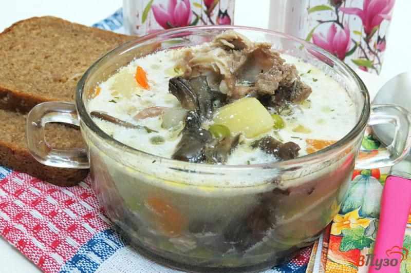 Фото приготовление рецепта: Суп на свиных рёбрах с опятами, горошком и сметаной шаг №11