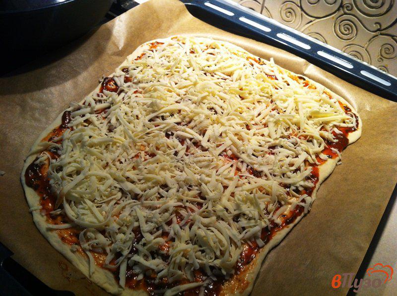 Фото приготовление рецепта: Пицца с помидорами черри и охотничьими колбасками шаг №3