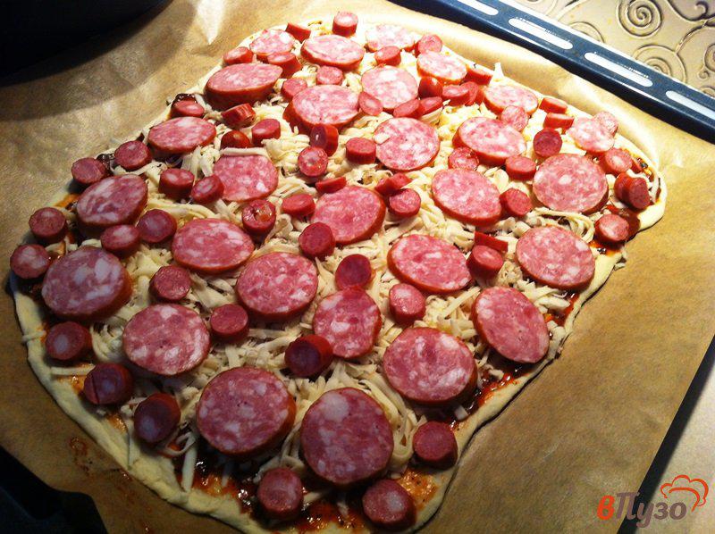 Фото приготовление рецепта: Пицца с помидорами черри и охотничьими колбасками шаг №4