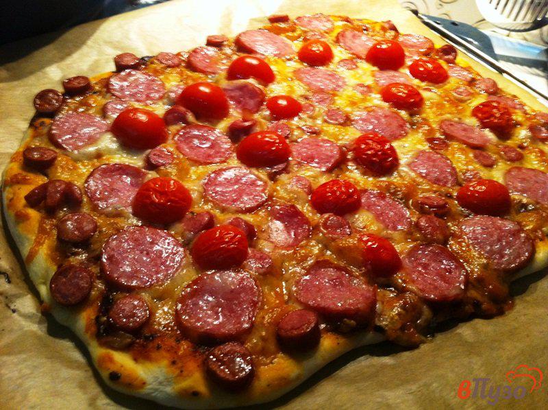 Фото приготовление рецепта: Пицца с помидорами черри и охотничьими колбасками шаг №6