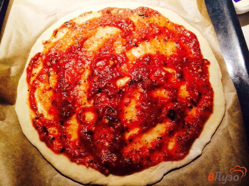 Фото приготовление рецепта: Пицца с мясная с шампиньонами шаг №3