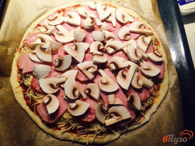 Фото приготовление рецепта: Пицца с мясная с шампиньонами шаг №5