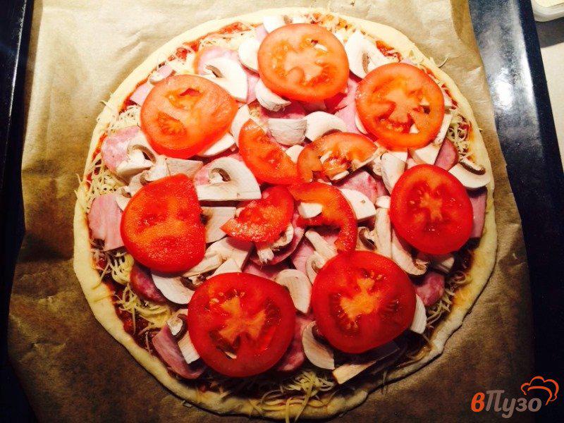 Фото приготовление рецепта: Пицца с мясная с шампиньонами шаг №6