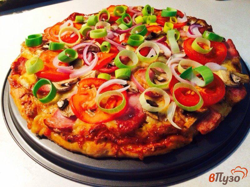 Фото приготовление рецепта: Пицца с мясная с шампиньонами шаг №7