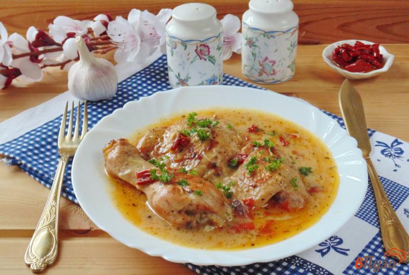 Фото приготовление рецепта: Курица с вялеными томатами в сливках шаг №7
