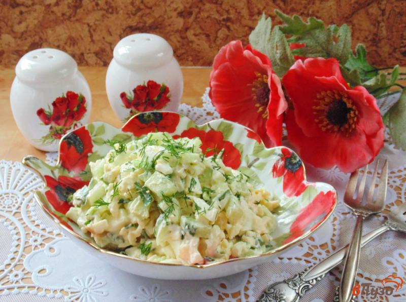 Фото приготовление рецепта: Салат из свежих огурцов, яиц и сыра шаг №7