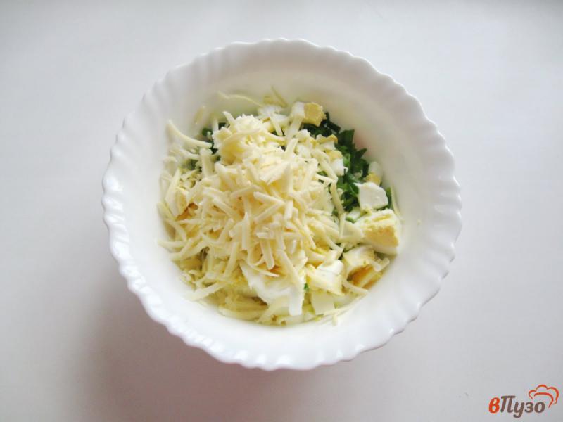 Фото приготовление рецепта: Салат из свежих огурцов, яиц и сыра шаг №4