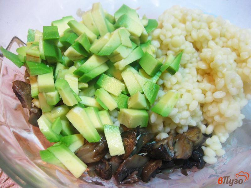 Фото приготовление рецепта: Салат с авокадо и кус-кусом шаг №9