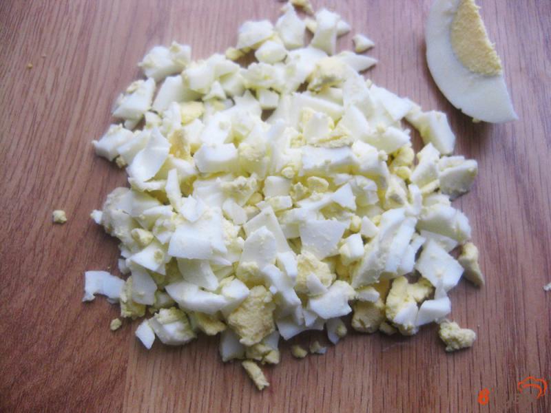 Фото приготовление рецепта: Крабовый салат с кукурузой шаг №3