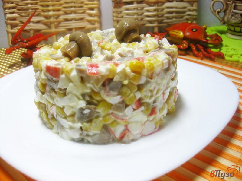 Фото приготовление рецепта: Крабовый салат с кукурузой шаг №9