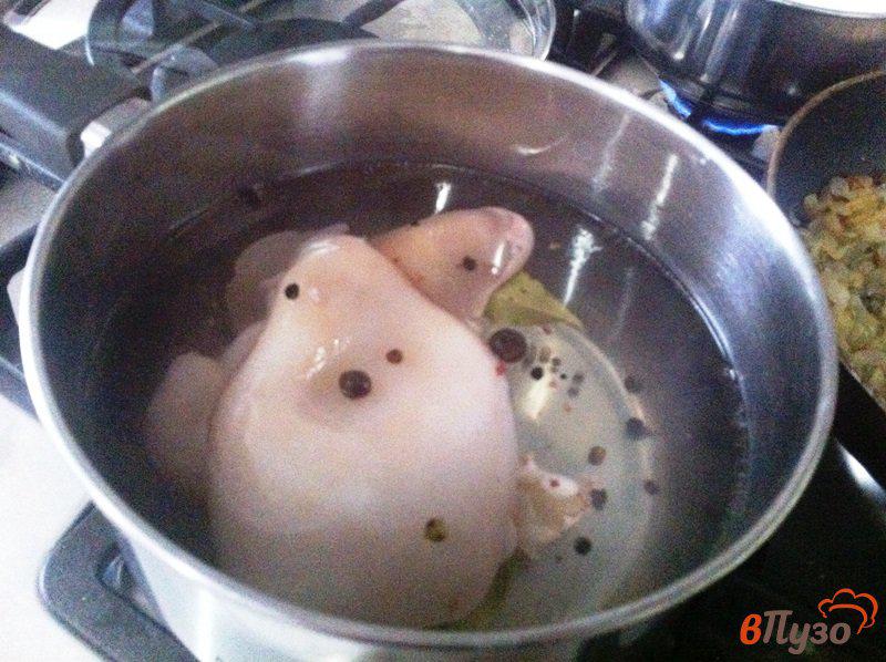 Фото приготовление рецепта: Салат из кальмара шаг №2