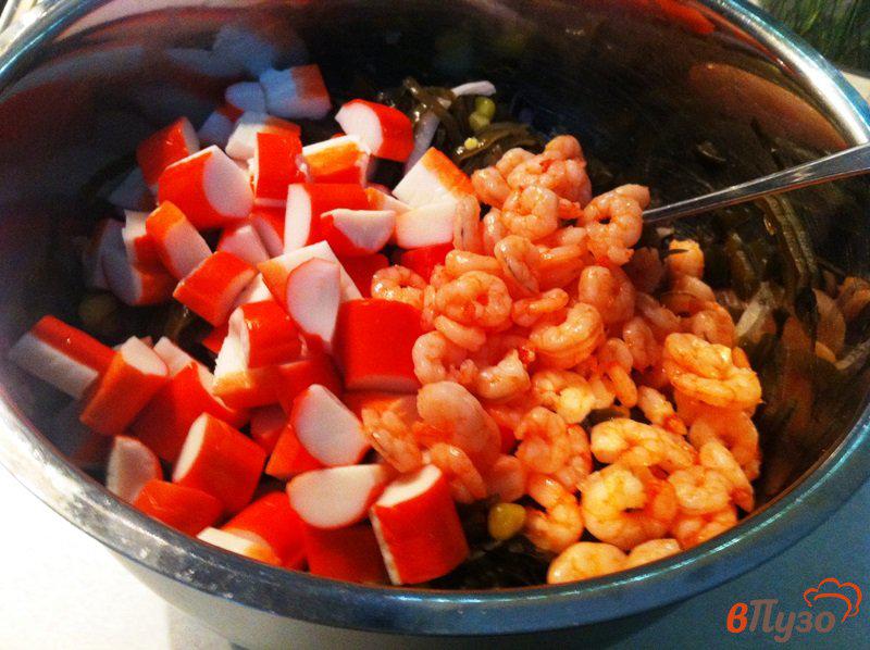 Фото приготовление рецепта: Салат из морепродуктов шаг №7