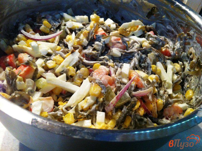 Фото приготовление рецепта: Салат из морепродуктов шаг №9