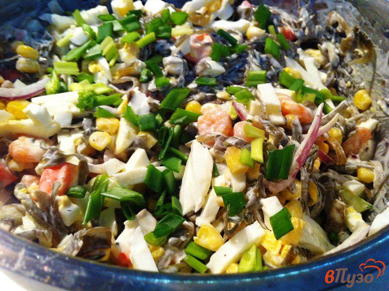 Фото приготовление рецепта: Салат из морепродуктов шаг №10