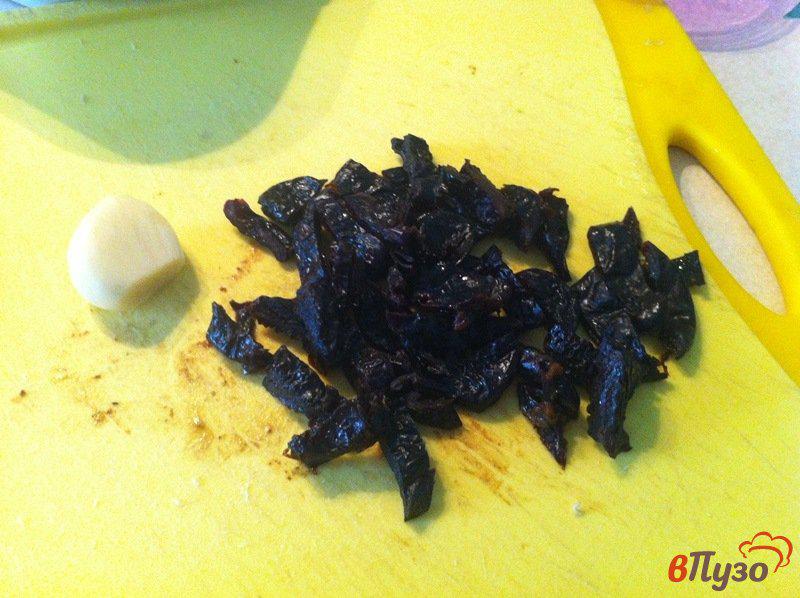 Фото приготовление рецепта: Салат из свеклы с чесноком и черносливом шаг №2