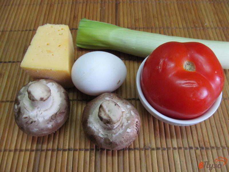 Фото приготовление рецепта: Яичные блины с грибами и помидором шаг №1