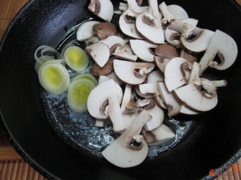 Фото приготовление рецепта: Яичные блины с грибами и помидором шаг №2