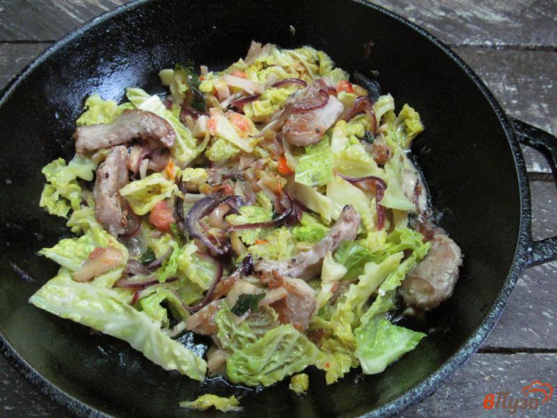Фото приготовление рецепта: Жареная свинина с савойской капустой и яблоком шаг №7