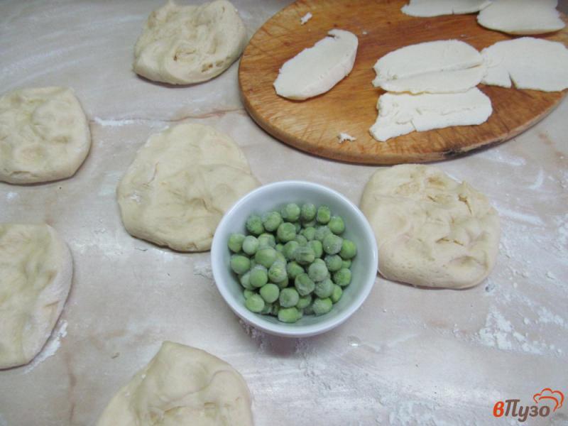 Фото приготовление рецепта: Булочки с начинкой из сыра моцарелла и горошком шаг №1