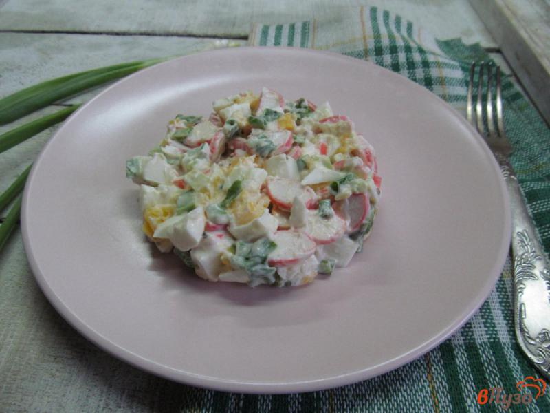Фото приготовление рецепта: Крабовый салат с яйцом шаг №4