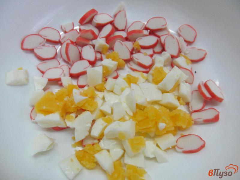 Фото приготовление рецепта: Крабовый салат с яйцом шаг №2