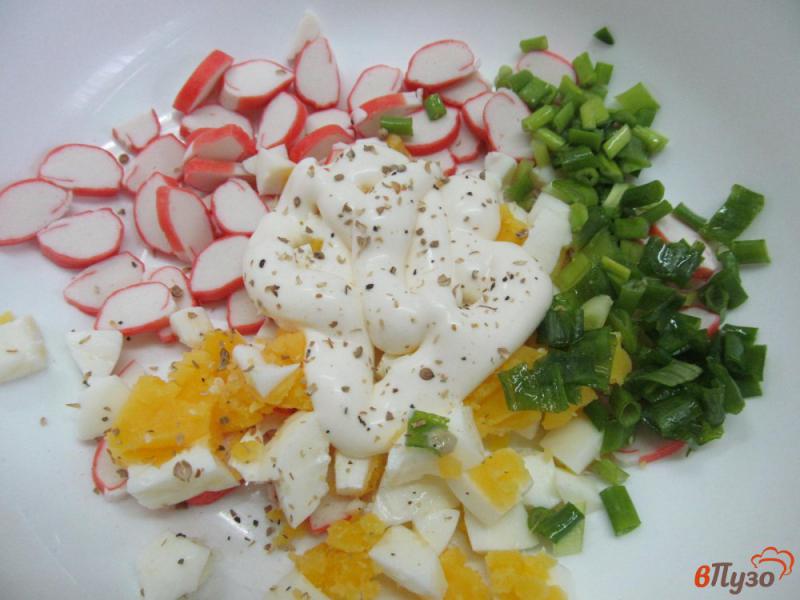 Фото приготовление рецепта: Крабовый салат с яйцом шаг №3