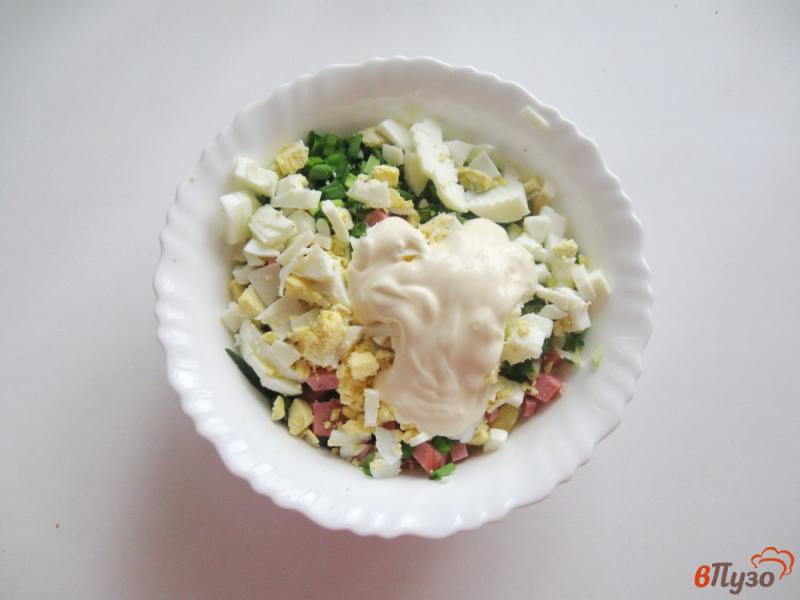 Фото приготовление рецепта: Салат из свежих огурцов с копченой колбасой шаг №6