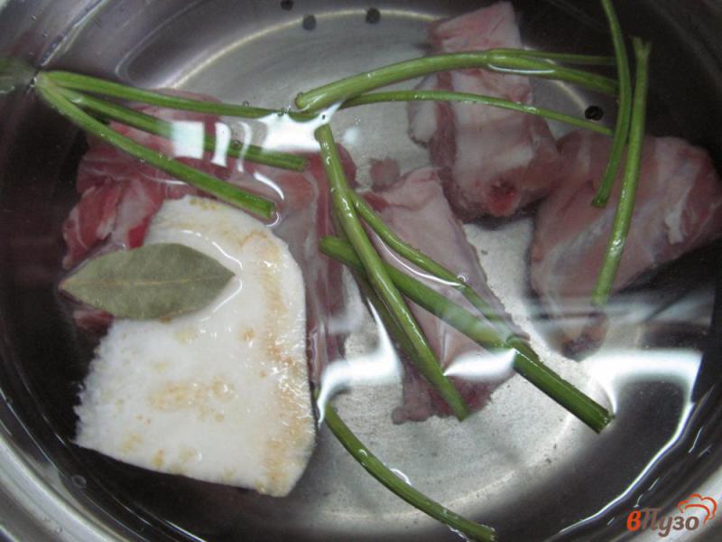 Фото приготовление рецепта: Густой суп на ребрах с фасолью и помидором шаг №2