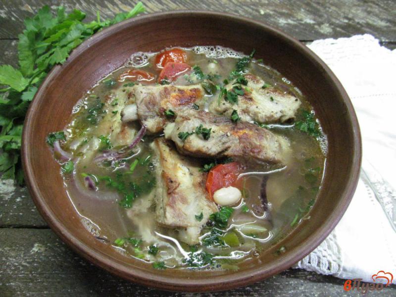 Фото приготовление рецепта: Густой суп на ребрах с фасолью и помидором шаг №7