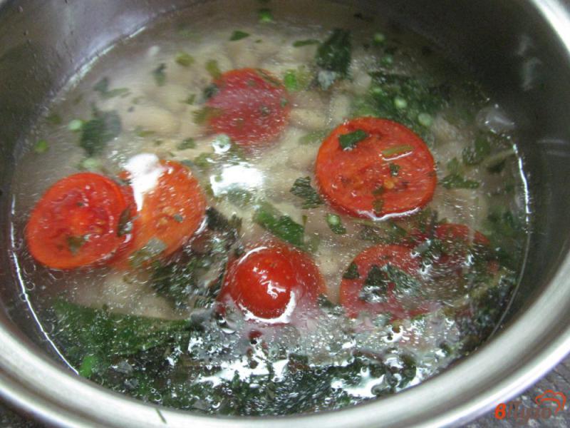 Фото приготовление рецепта: Густой суп на ребрах с фасолью и помидором шаг №6