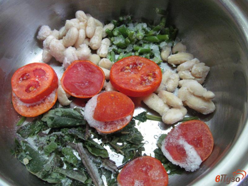 Фото приготовление рецепта: Густой суп на ребрах с фасолью и помидором шаг №5