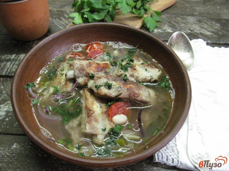 Фото приготовление рецепта: Густой суп на ребрах с фасолью и помидором шаг №8