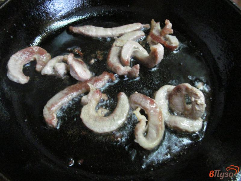 Фото приготовление рецепта: Жареная рисовая лапша со свининой шаг №4