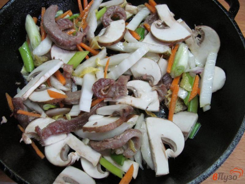 Фото приготовление рецепта: Жареная рисовая лапша со свининой шаг №5