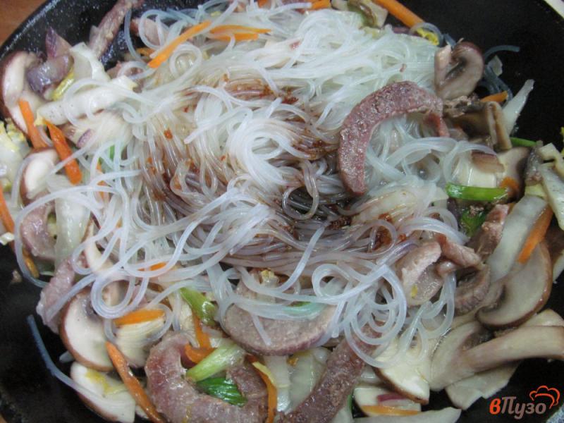 Фото приготовление рецепта: Жареная рисовая лапша со свининой шаг №6