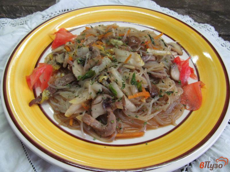Фото приготовление рецепта: Жареная рисовая лапша со свининой шаг №8