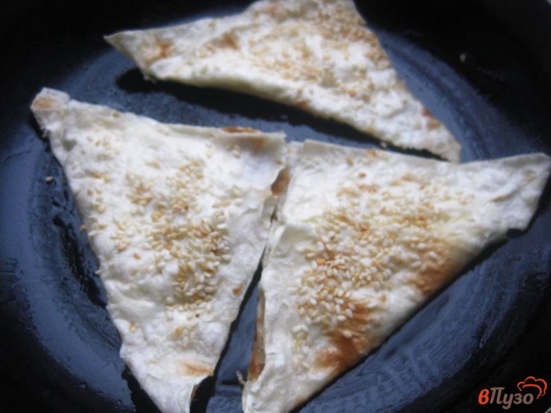 Фото приготовление рецепта: Лаваш с адыгейским сыром в панировке из кунжута шаг №8