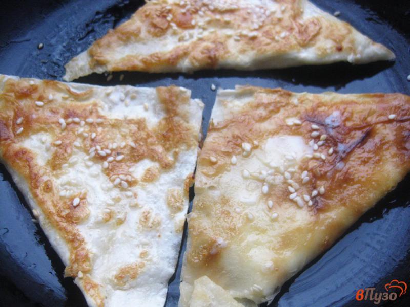 Фото приготовление рецепта: Лаваш с адыгейским сыром в панировке из кунжута шаг №9
