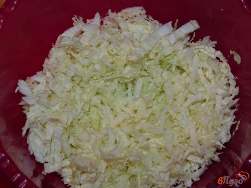 Фото приготовление рецепта: Салат с пекинской капустой, горошком и зеленью шаг №1