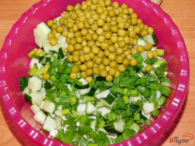 Фото приготовление рецепта: Салат с пекинской капустой, горошком и зеленью шаг №3